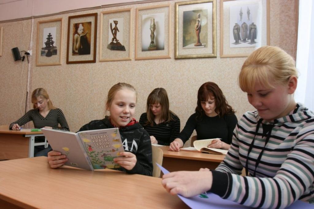 Daukstes pamatskolas latviešu valodas un literatūras kabinetā izvietotas  Latvijas Mākslas akadēmijas tēlnieka Valta Barkāna darbu fotogrāfijas un skices. 
Autors: Gatis Bogdanovs