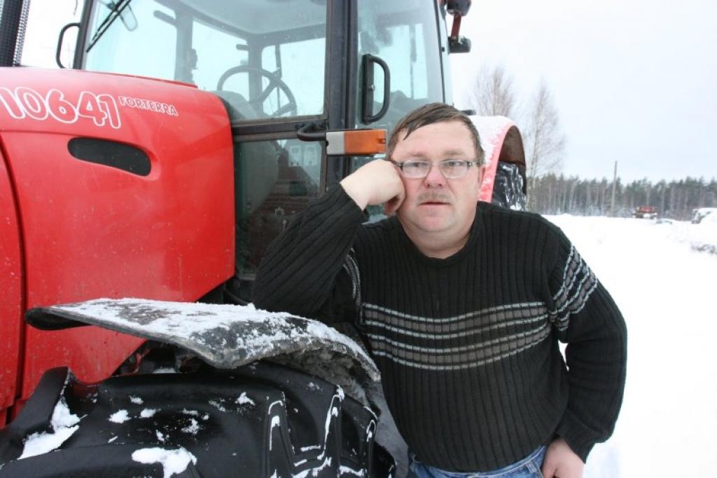 Ģirts Kareļkovs, kas rūpējas par Stāmerienas pagasta padomes pārraugāmajiem ceļiem, cīnās ar sniegu, cik spēj. 