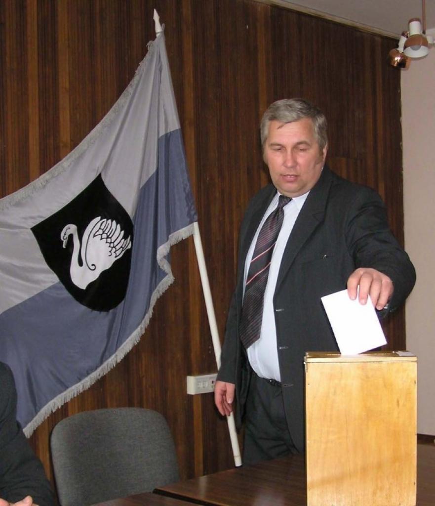 Aloizs Priedeslaipa savulaik (no 1974. līdz 1991.gadam) jau strādājis šajā uzņēmumā, bijis satiksmes autobusa šoferis. Vēlāk ilgus gadus viņš ir bijis Vidzemes Valsts militārā dienesta Gulbenes pārvaldes vadītājs un pildījis Gulbenes pilsētas deputāta pienākumus. 
Autors: Gatis Bogdanovs (no arhīva)