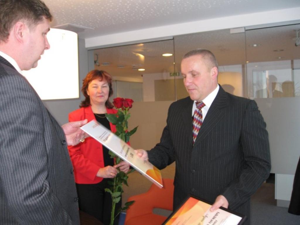 Kopā “Swedbank” dāvanas šogad saņēma trīs labākie skolotāji – Sveķu speciālās internātpamatskolas skolotājās Aigars Lasis, Gulbenes ģimnāzijas skolotāja Zigrīda Širaka un Gulbenes 2.vidusskolas skolotāja Dita Grigore.
Autors: Inita Savicka