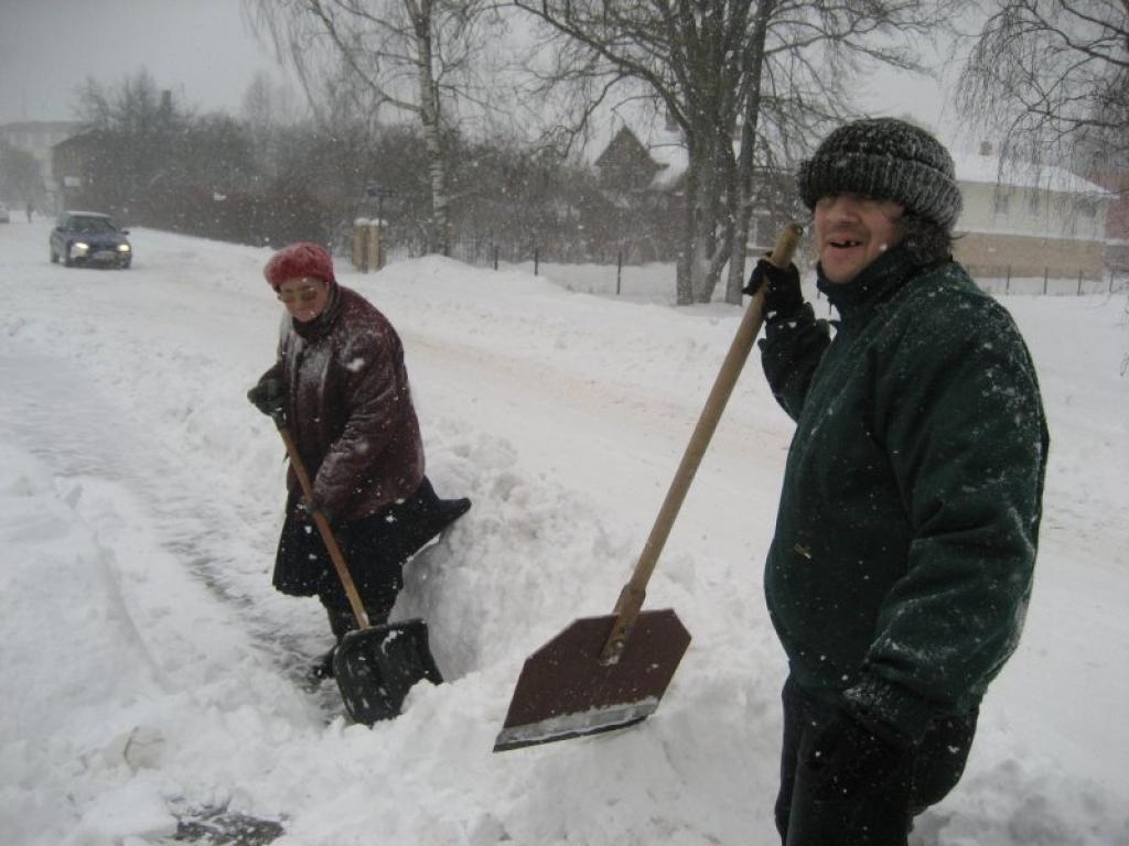 Sētnieki Ņina un Igors Podnieki naktī uz pirmdienu miegam atvēlējuši tikai trīs stundas. Viņi rūpējās par to, lai cilvēki spētu normāli no rīta aiziet uz darbu. Un vienalga pilsētā    gājējiem vakar nācās ietvēs soļot pa šaurām taciņām. Visur sniegu pieveikt nebija iespējams.
Autors: Diāna Odumiņa