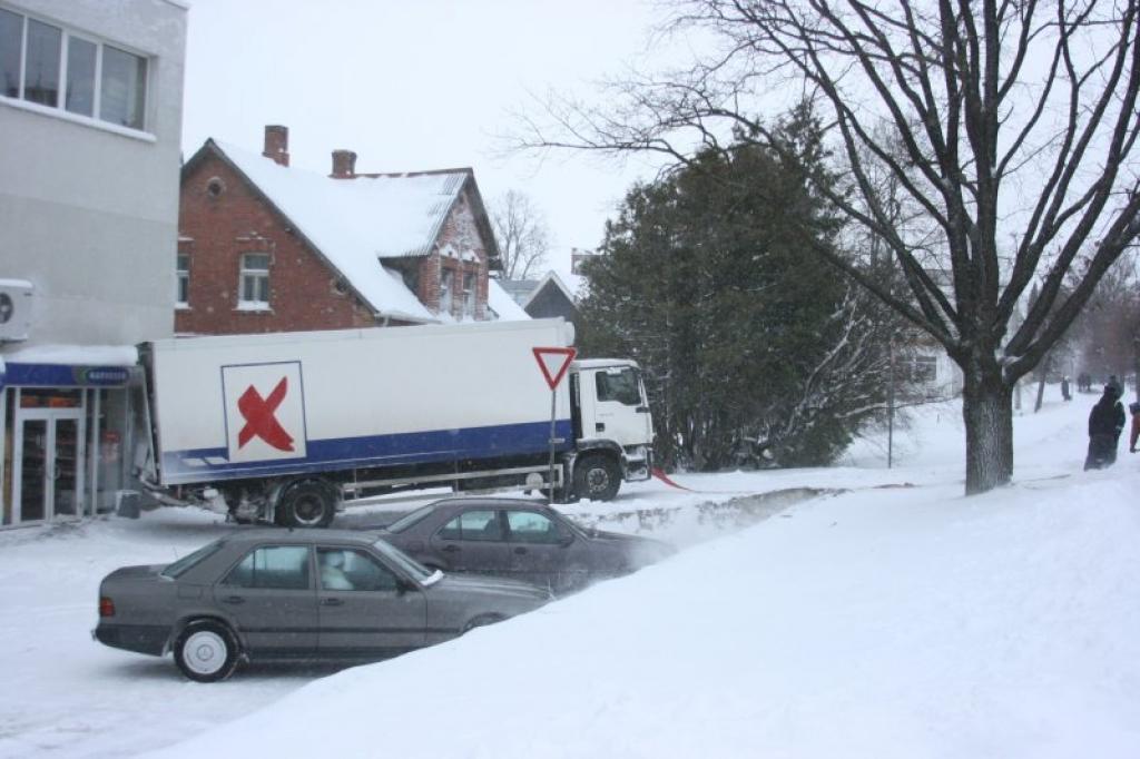 Pirmdien pilsētas ielās vairākās vietās varēja vērot automašīnas, kas vairs nevarēja izķepuroties no kupenām vai uzbraukt slidenajos uzkalnos. Smagajai automašīnai neizdevās uzbraukt arī kalniņā pie veikala 