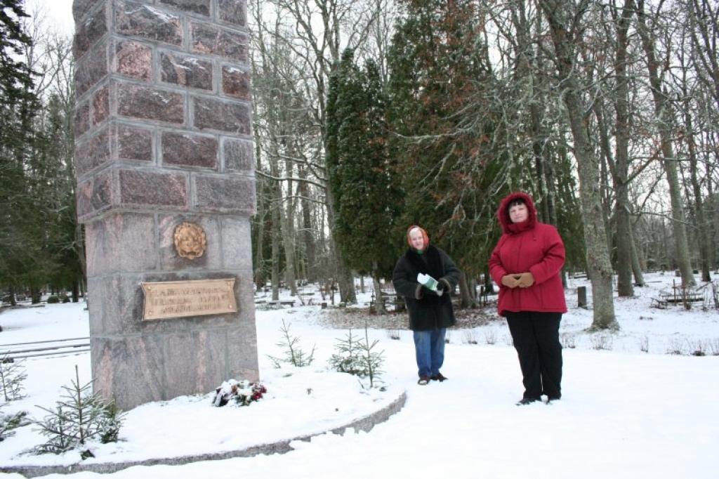 Kapu uzraudze Dace Bariņa un gide Astrīda Baldone stāsta, ka ikvienam tirzmalietim ir liels prieks par atjaunoto pieminekli.
Autors: Evita Brokāne