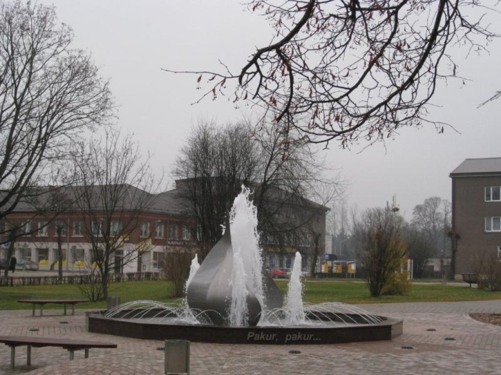 Strūklaka gan pilsētniekus, gan ciemiņus priecēja līdz pat novembra vidum. Novērots, ka daudzi pie tās fotografējās. Pēc valsts svētkiem strūlakai tika nolaists ūdens un tā ir ieziemota, lai pavasarī atkal varētu atmirdzēt visā savā krāšņumā.  
Autors: Tamāra Ulase