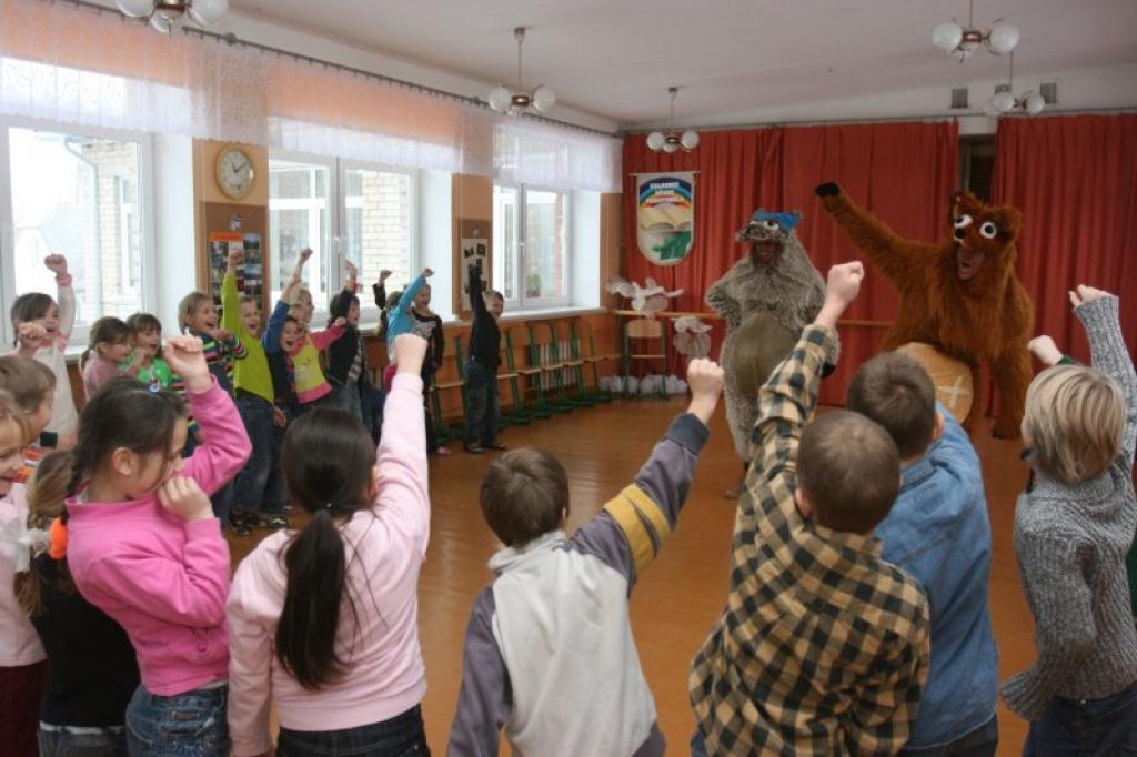 Interaktīvās spēles mērķis ir palīdzēt bērniem atpazīt situācijas, kurās var gūt sasitumus, nokrist, aizrīties, nosmakt vai gūt cita veida traumas. Tajā ir iekļautas vairākas spēles, rotaļas un dziesma, ko bērni apgūst pusstundu garā interaktīvajā pasākumā. 
Autors: Gatis Bogdanovs