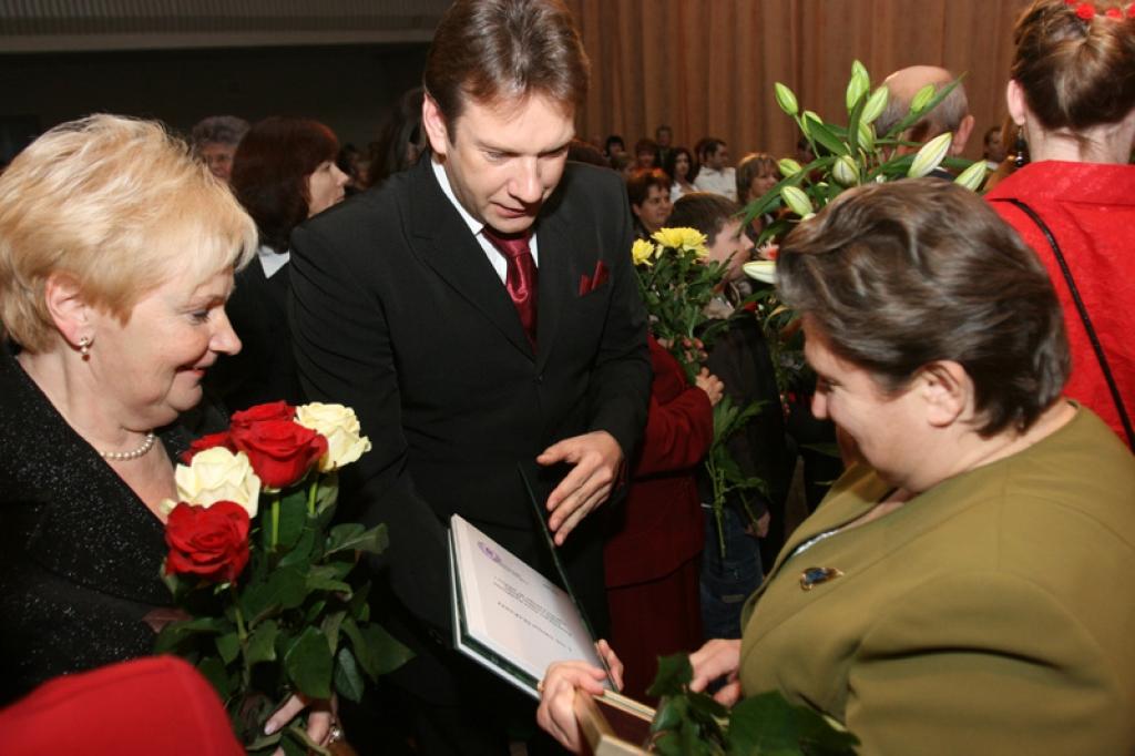 Tika godināti Gulbenes slimnīcas darbinieki - ārste ftiziatre Jūlija Landsmane, feldšere Silvija Škapare un servisa nodaļas darbinieks Raimonds Pujats.
Autors: Gatis Bogdanovs