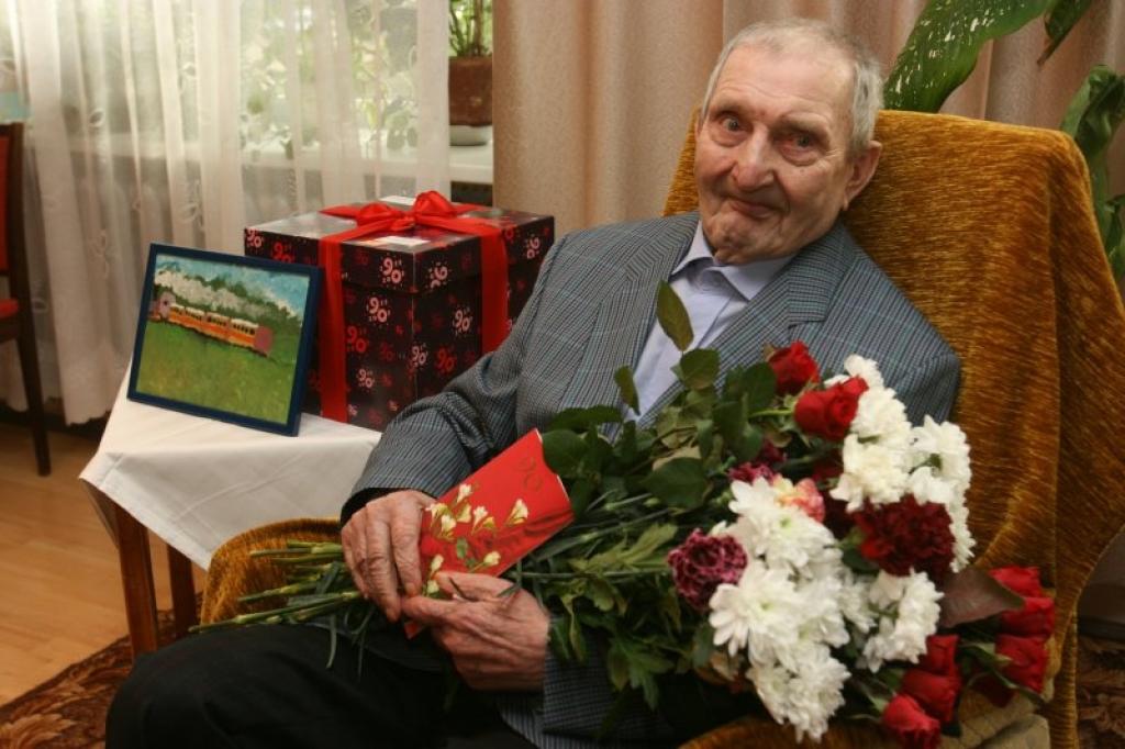 Jānis Evelis, kas ir dzimis vienā datumā ar mūsu valsti un šogad tāpat kā Latvija svin savu 90. dzimšanas dienu. 
Autors: Gatis Bogdanovs