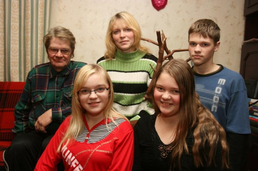 Ritmaņu ģimene uz valsts svētkiem saņems Lejasciema pagasta padomes Atzinības rakstu par ģimeniskas vides veidošanu Lejasciema pagastā. 
Autors: Gatis Bogdanovs