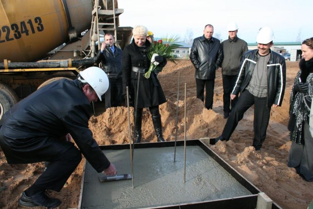 Vakar Gulbenē, Brīvības ielā 56, vietā, ko gulbenieši vairā pazīst kā kādreizējo tirgus laukumu, svinīgi tika iemūrēta piemiņas kapsula topošā tirdzniecības un atpūtas kompleksa pamatu stūrakmenī.
Autors: Evita Brokāne