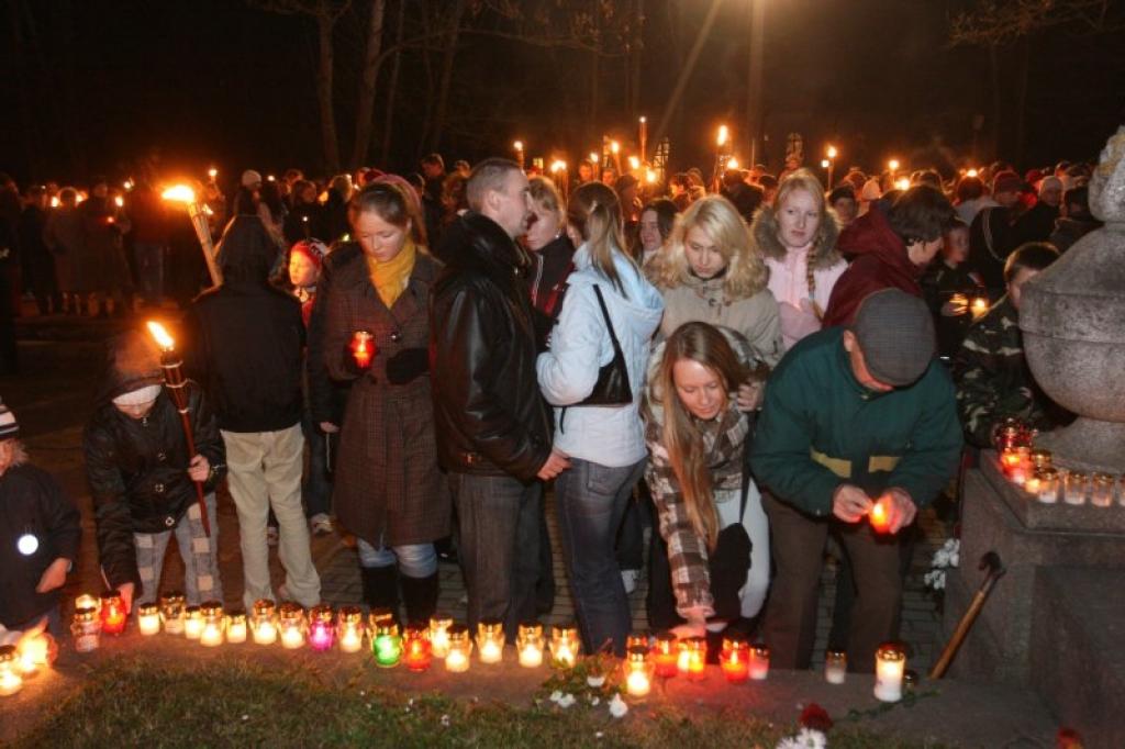 Pie Brīvības pieminekļa iemirdzējās simtiem sveču liesmiņu - kā gulbeniešu cieņas un mīlestības apliecinājums karavīriem, kas atdevuši dzīvības par brīvo Latviju.
Autors: Gatis Bogdanovs