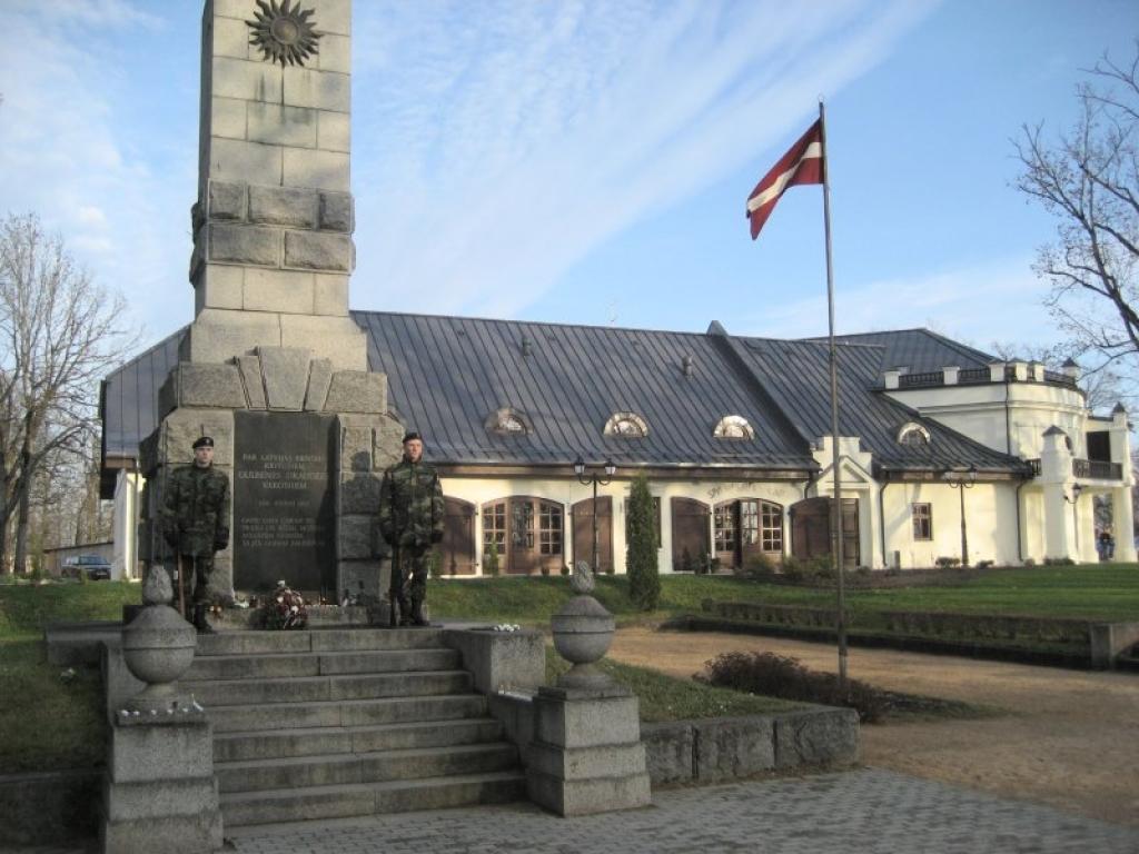 Šodien pie Gulbenes pieminekļa par Latvijas brīvību kritušajiem draudzes varoņiem visu dienu stāvēja goda sardze.
Autors: Diāna Odumiņa