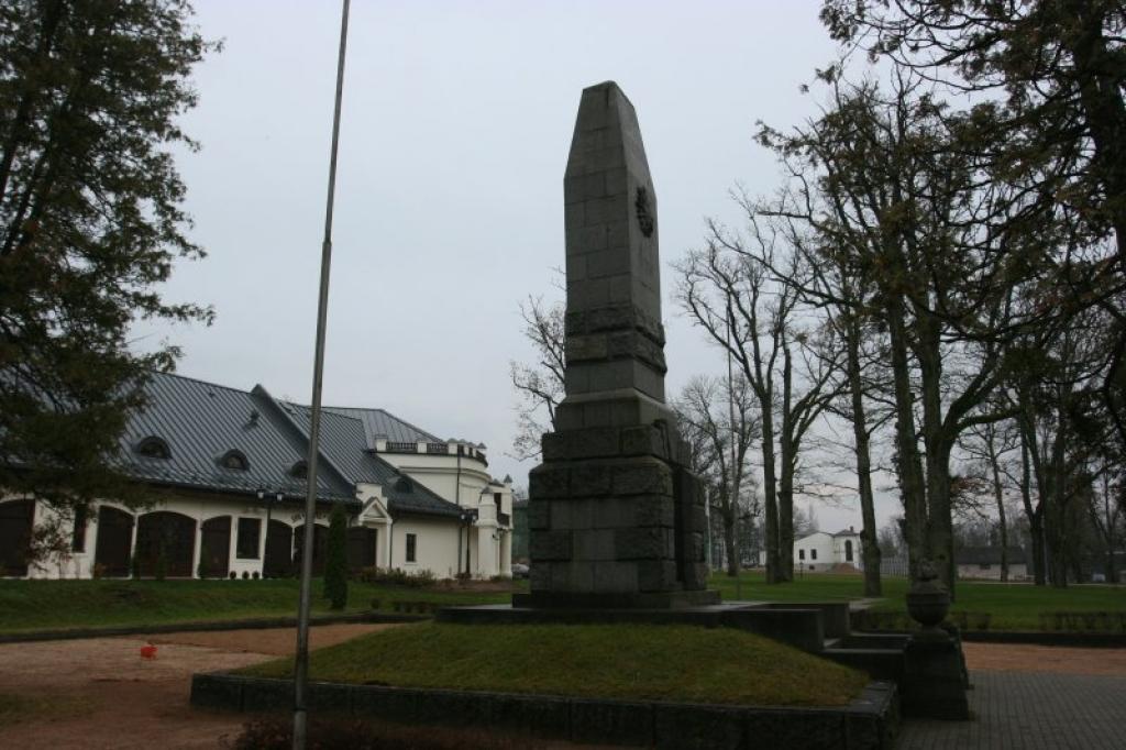 Piemiņas plāksni  Valmieras 1. kājnieku pulkam, kas 1919.gadā Gulbeni atbrīvoja no lielinieku varas, piestiprinās pie Vecgulbenes muižas ēkas sienas aiz Brīvības piemineļa.
Autors: Gatis Bogdanovs