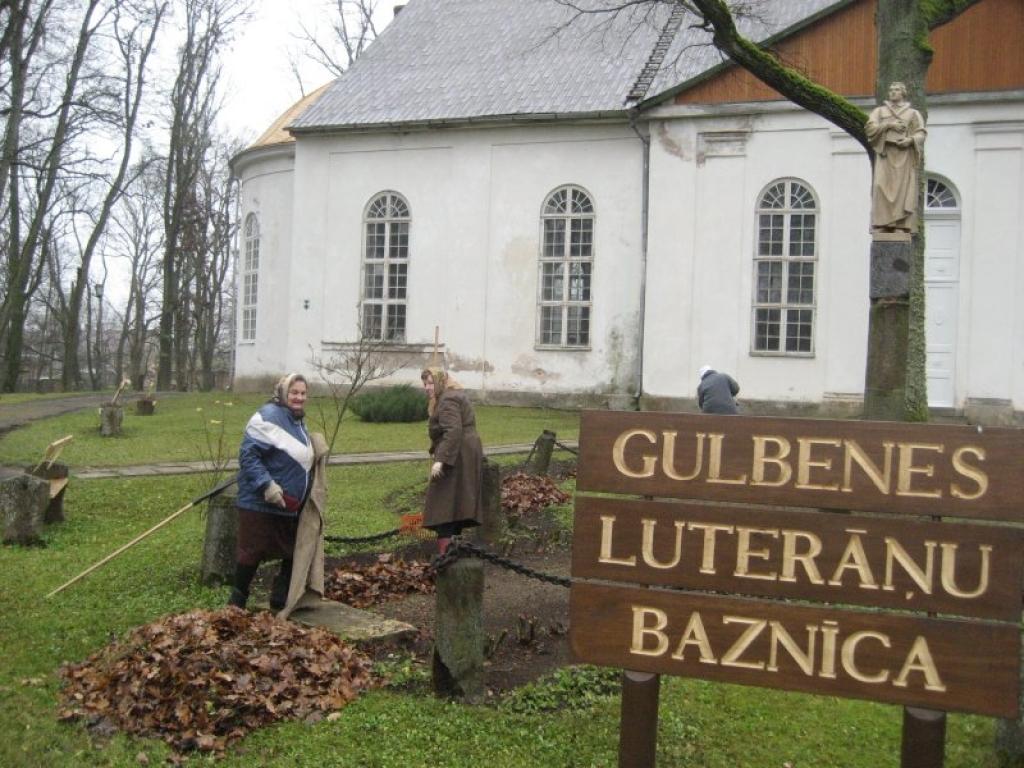 Gulbenes luterāņu draudzes vecā gvarde, kā veterāni dēvē sevi, rīkoja talku dievnama apkārtnes sakopšanā. Gulbeniete Līvija (attēlā) un citi draudzes locekļi atgādināja, ka 10.novembrī ir Mārtiņa Lutera dzimšanas diena. Tas ir vēl viens iemesls, lai baznīca un tās apkārtne būtu spoža. 
Autors: Diāna Odumiņa