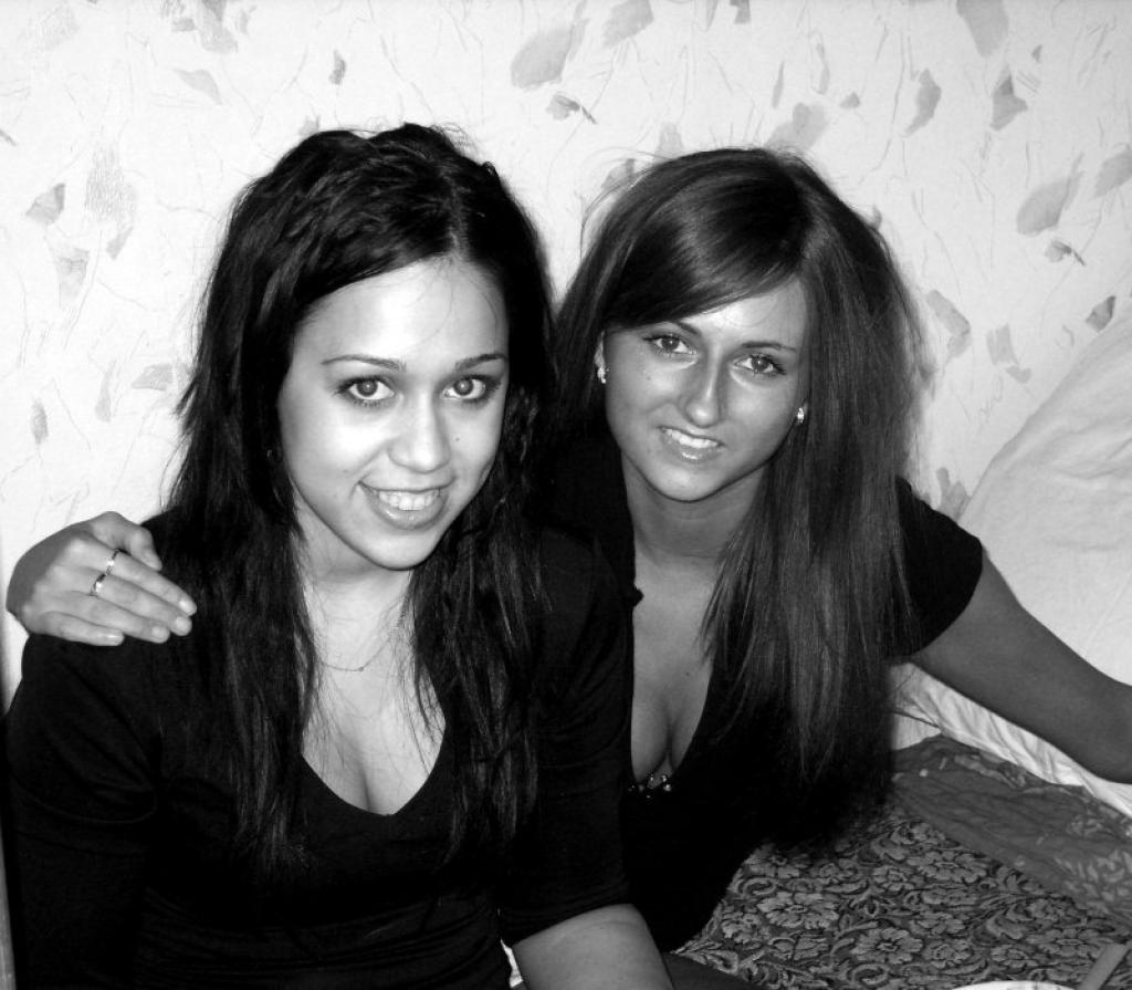 Biznesa augstskolas „Turība” sabiedriskās attiecības studē vismaz seši cilvēki, kurus pazīst Simona Kuzmiča. Kopmītnēs viņa dzīvo vienā istabiņa ar Gulbenes ģimnāzijas absolventi Lanu Kabiļuku (no kreisās). Abas studē vienā specialitātē, tikai Lana - jau 2.kursā. 
Autors: No personiskā albuma