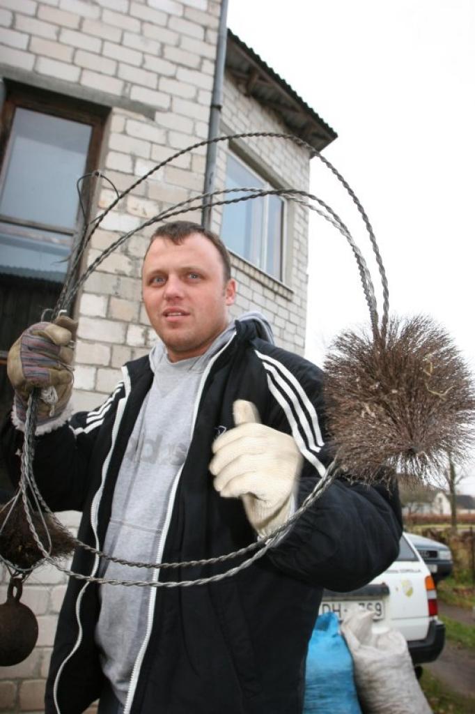 Atis Klesmanis skursteņslaucītāja amatu ir apguvis no sava tēva, tagad viņš apgūtās zināšanas varēs likt lietā.
Autors: Gatis Bogdanovs