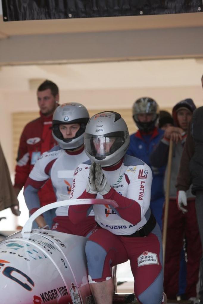 Sacensībās piedalījās visas šābrīža labākās Latvijas un Krievijas ekipāžas. Starp sacensību dalībniekiem bija arī mūsu bobslejisti Daumants Dreiškens kopā ar savu pārinieku Jāni Miņinu 
Autors: Aivars Liepiņš (