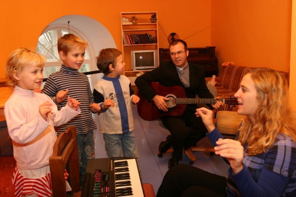 Svētdienas skolā Gulbenes luterāņu baznīcā ne tikai gūst priekštatu par baznīcu, Dievu un Svetajiem Rakstiem, bet arī garīgi pilnveidojas, mācoties dziesmas, rotaļājoties un pat skatoties labestīgas multfilmas. 