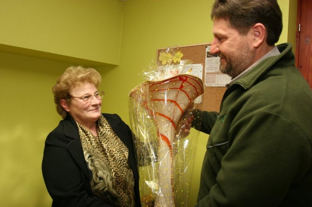 Lejasciema mežniecības kolektīva vārdā mežzinis Jānis Naglis Laumai Einbergai jubilejā pasniedza skaistu vāzi. 
Autors: Gatis Bogdanovs