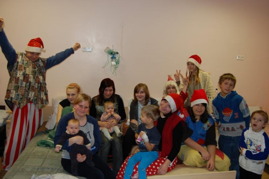 Rūķu brigāde Ziemassvētku prieku sagādāja Gulbenes slimnīcas bērnu nodaļas bērniem. Rūķus ļoti iepriecināja fakts, ka slimo bērnu slimnīcā nav daudz.
Autors: No personiskā albuma