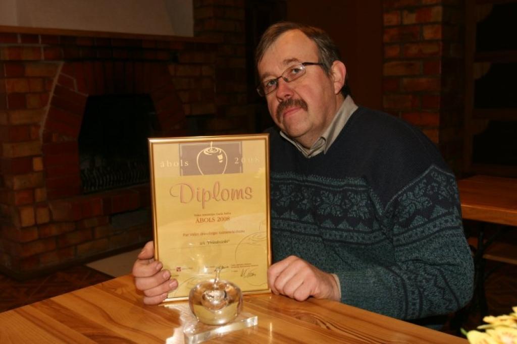 “Biju vienīgais zemnieks, kurš pašvaldības mudināts piedalījos konkursā un saņēmu arī atzinības balvu,” saka Stāmerienas pagasta zemnieku saimniecības īpašnieks Mārtiņš Upāns.
Autors: Gatis Bogdanovs