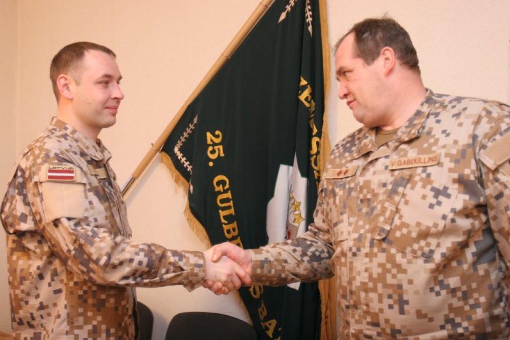  Jaunais Zemessardzes 25.bataljona komandieris kapteinis Normunds Baranovs (no kreisās) un līdzšinējais komandieris pulkvežleitnants Valērijs Gabdulļins labprāt nofotografējās pie bataljona karoga. 
Autors: Gatis Bogdanovs