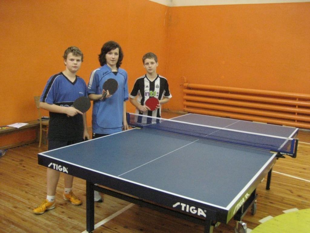 Roberts Jakovičs (no kreisās), Nauris Sirmacis un Viesturs Groza Jura Kravaļa balvas izcīņā galda tenisā jauniešu konkurencē izcīnīja godalgotas vietas.
Autors: No personiskā albuma