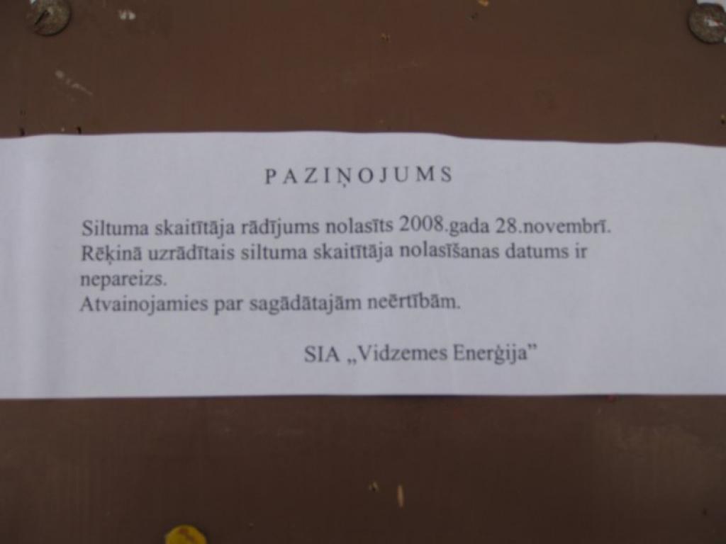 Pagājušonedēļ vairāki gulbenieši bija satraukti par paziņojumu saturu pie savām daudzdzīvokļu mājām. 
Autors: Inita Savicka