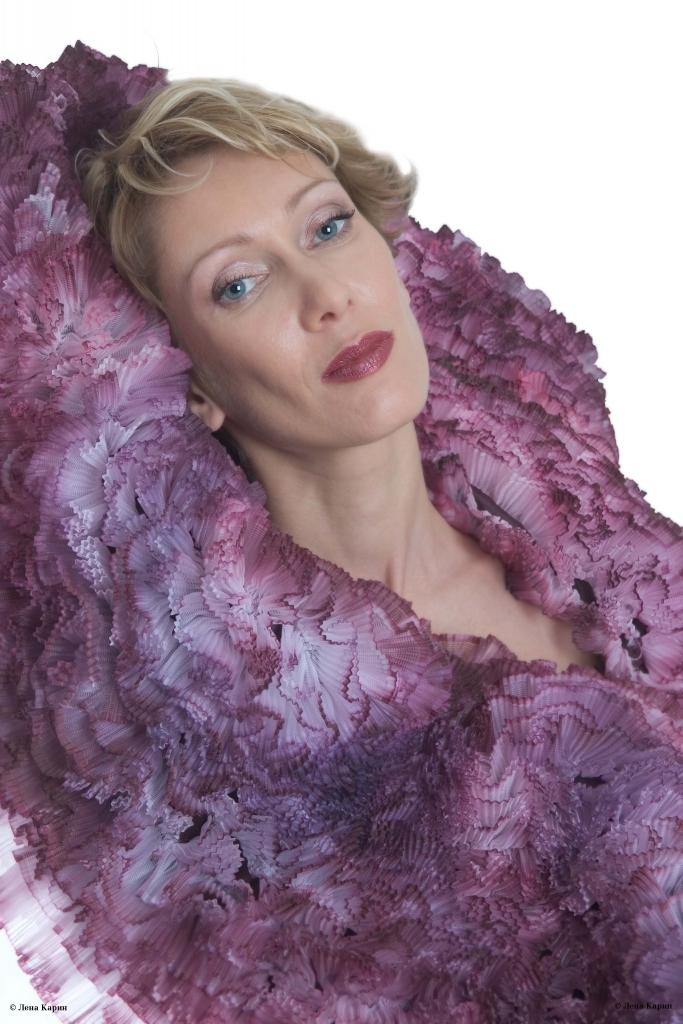 Irina Boguševskaja ir viena no tām nedaudzajām māksliniecēm, kuras daiļradi kritiķi vērtē kā „gudru