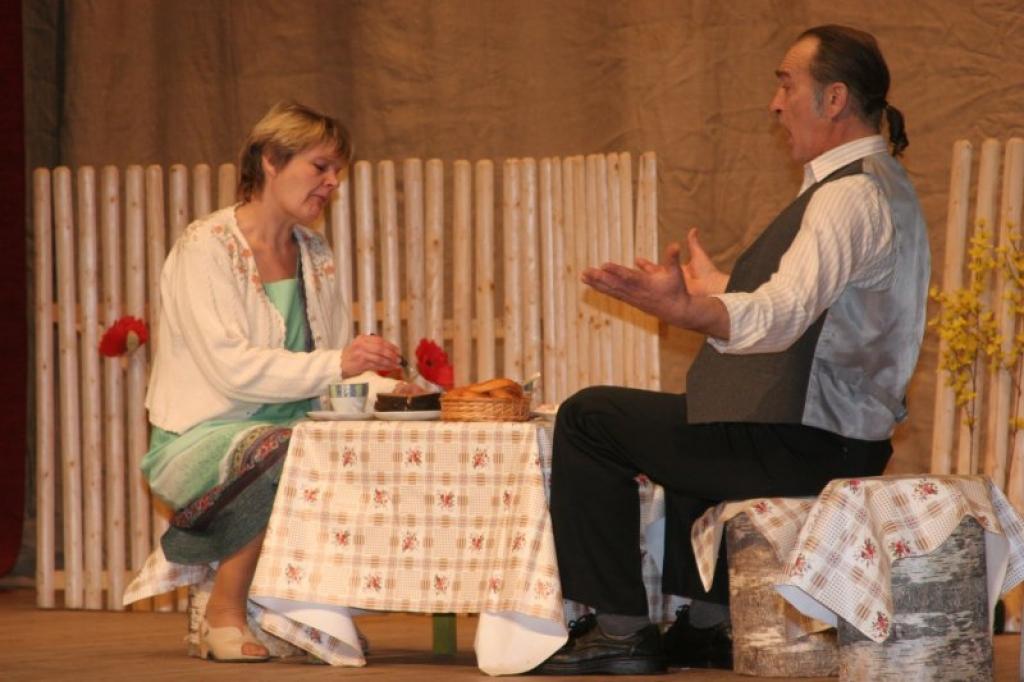 Stāmerienas aktieri Diāna Pētersone un Vilis Kļaviņš izrādē 