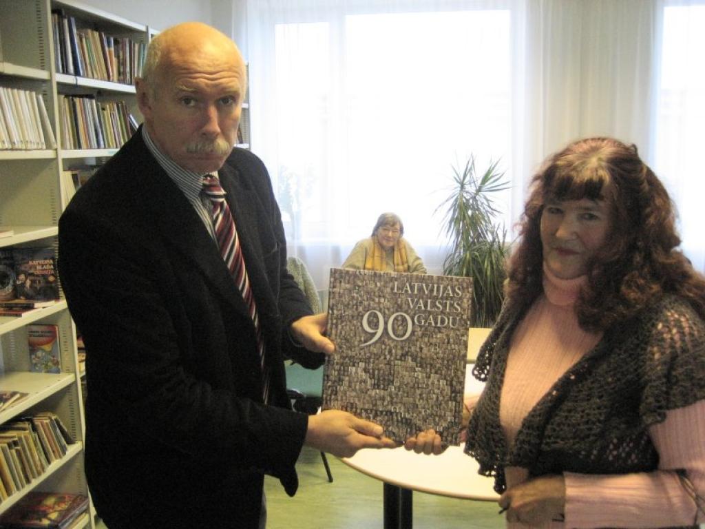 Autors Pēteris Apinis uzdāvinājis gulbeniešiem savu grāmatu “Latvijas valsts 90 gadu” un rosina tajā meklēt attēlus no Gulbenes rajona. 
Autors: Diāna Odumiņa