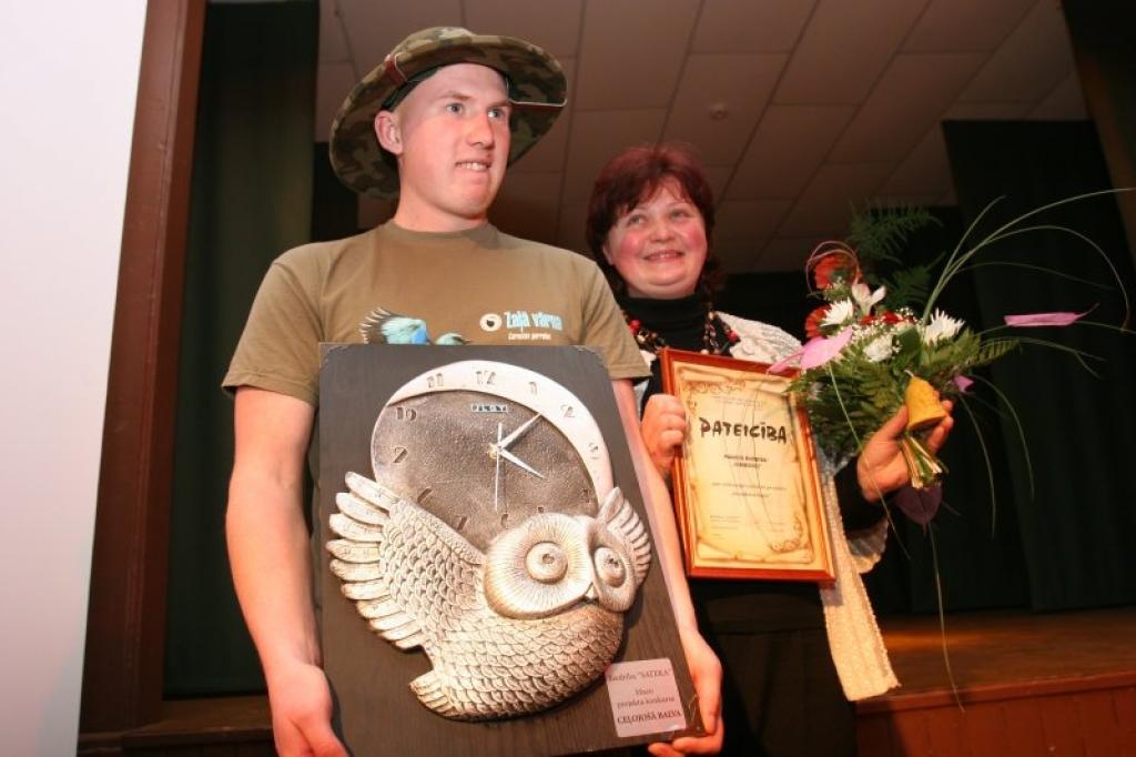 Litenes pagasta paaudžu biedrībai “Ceriņzieds” piešķirto ceļojošos kausu par uzvaru biedrības “Sateka” mazo projektu konkursā saņem biedrības vadītāja Dace Samsone un ornitologs Elvijs Kantāns.
Autors: Gatis Bogdanovs