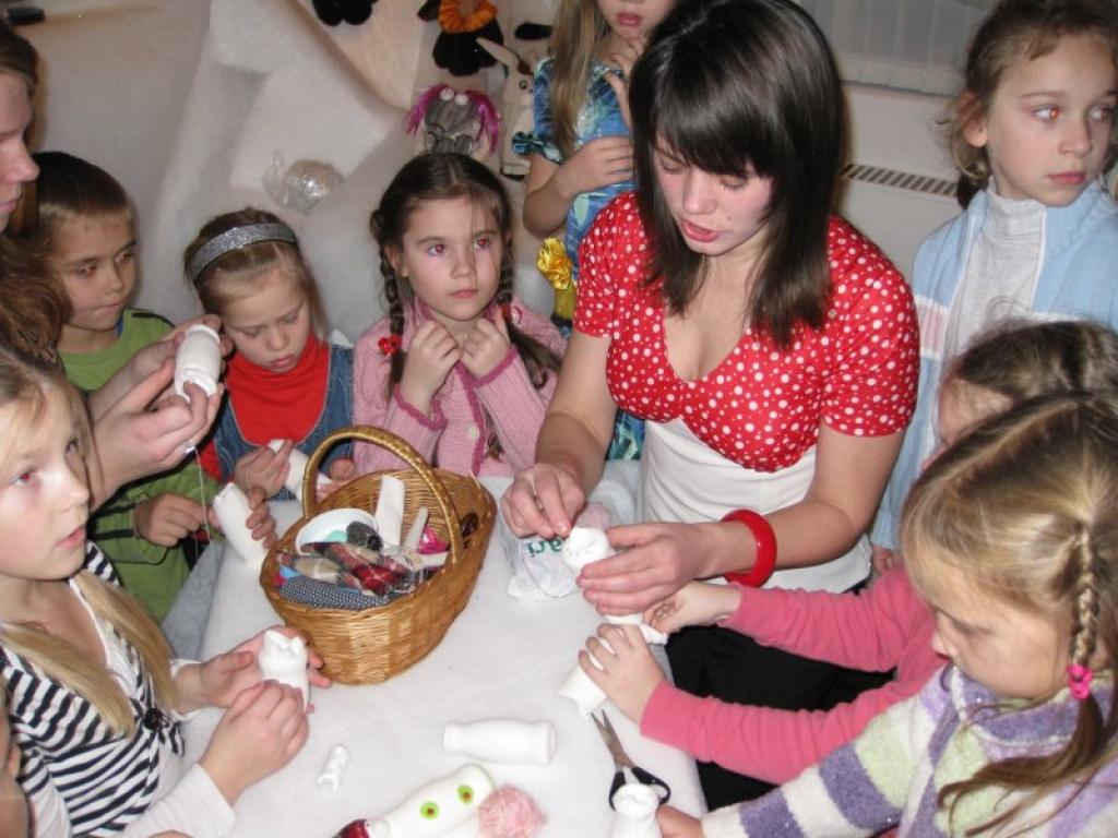 Pēc izstādes atklāšanas Evita Zālīte aicināja gan bērnus, gan pieaugušos darboties meistarklasē. Bērni ar prieku uzņēma šo ziņu, un kopā ar leļļu meistari katrs sev izgatavoja rūķi.
Autors: Inita Savicka