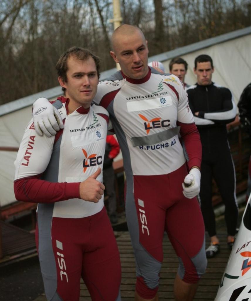 Edgars Maskalāns (no kreisās) kopā ar Raivi Broku Latvijas atklātajā čempionātā Siguldā novembra sākumā.
Autors: Aivars Liepiņš (