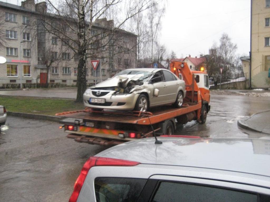 Evakuē  ceļu satismes negadījumā bojāto automašīnu 