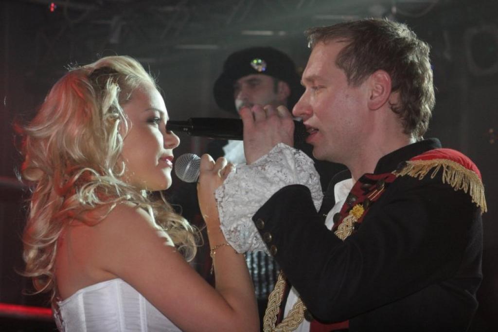 Gulbenes kultūras centra zāle un balkons pirmdienas vakarā bija gandrīz par mazu, lai uzņemtu visus cilvēkus, kuri bija ieradušies uz koncertu “Zvaigžņu lietus 2”, kurā iesildošās grupas pienākumus pildīja populārā grupa “Tranzīts” un...
Autors: Malda Ilgaža