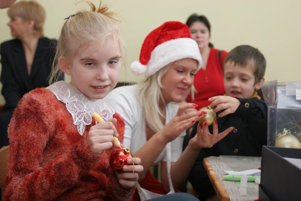 Ar “Saulstariņiem” Ālūksnē gulbenieši draudzējas vairākus gadus. Šo tradīciju aizsākusi Gulbenes Valsts ģimnāzija mūzikas skolotāja Laura Anže.
Autors: Malda Ilgaža