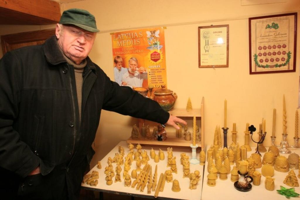 “Lai lietu sveces no vaska, vispirms ir jābūt bitēm,” saka jaungulbenietis bitenieks Armands Galviņš, kurš ar šo vaļasprieku nodarbojas apmēram desmit gadu, uzskatot, ka šī nodarbe ir garo rudens un ziemas vakaru piepildījums.
Autors: Malda Ilgaža