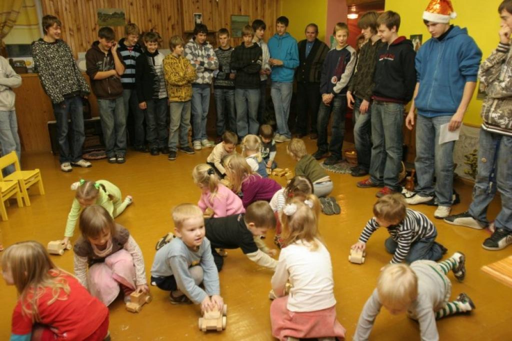 Lai iepriecinātu mazos bērnus Ziemassvētku laikā, Gulbenes vidusskolas 9.klases puiši kopā ar skolotāju Juri Ločmeli bija sarūpējuši pašizgatavotas rotaļlietas 3. pirmsskolas izglītības iestādes “Auseklītis” audzēkņiem.