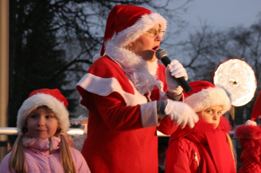 Pasākuma dalībnieki klausījās, kā dzied popgrupa 