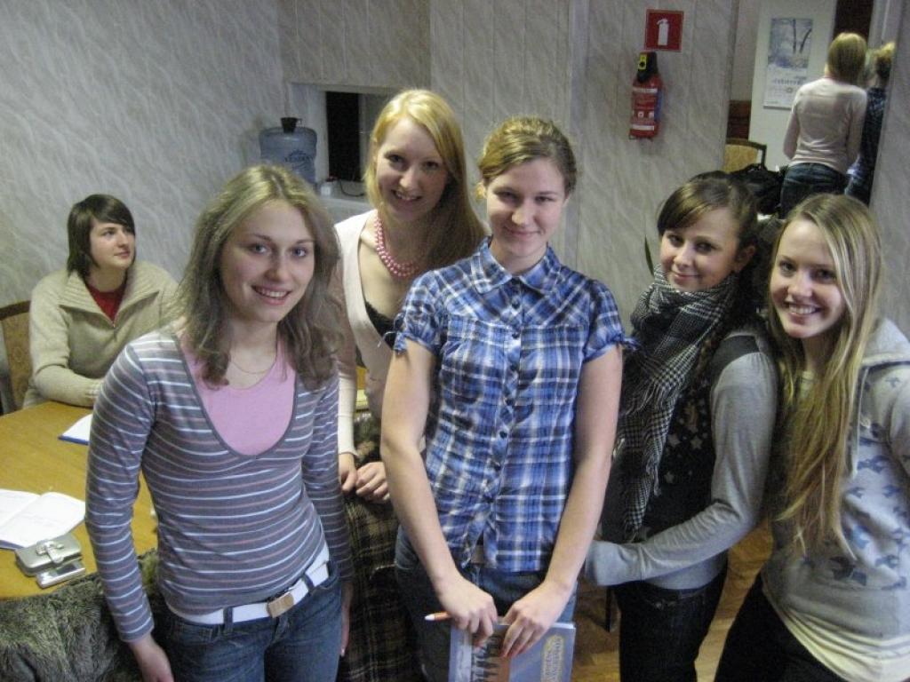 Katram asins devējam donordienas organizatori lūdza uzrādīt personas pasi un aizpildīt anketu pirms līguma parakstīšanas, kā arī uz vietas noteica asins grupu un hemoglobīna līmeni asinīs. Ārste katram mērīja asinsspiedienu un iztaujāja...