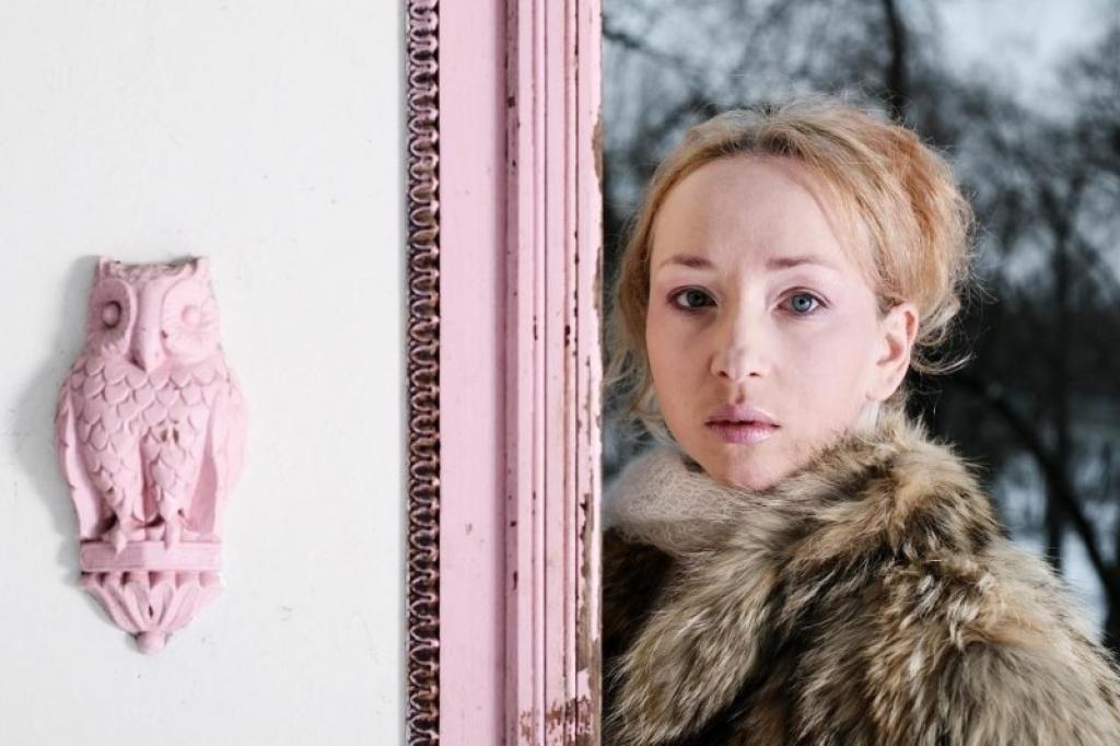 Pirmizrādes “Ķiršu dārzs” galvenās lomas atveidotāja, proti, daiļās muižas un ķiršu dārza īpašniece Ļubova Raņevska, ir Ieva Puķe.
Autors: No Valmieras Drāmas teātra fotoarhīva