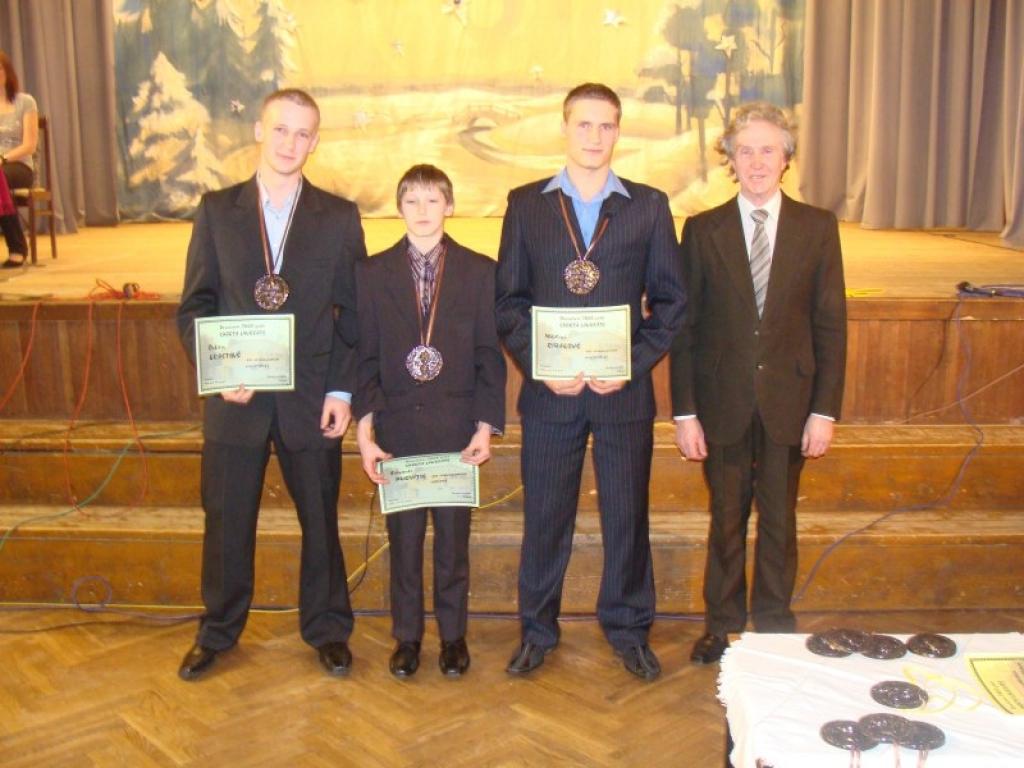 Vieglatlēti (no kreisās) Oskars Krastiņš, Eduards Purvītis un Mārtiņš Ribakovs kopā ar sporta skolotāju.
Autors: No personiskā albūma