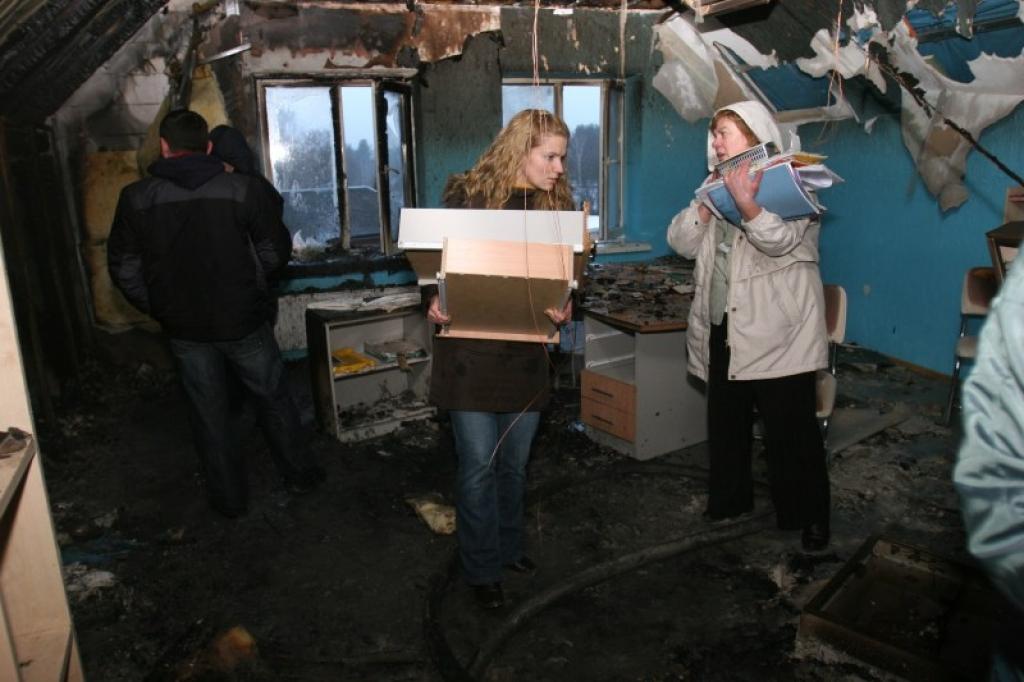 Visvairāk ir izdedzis sociālā darbinieka kabinets, tur nemaz nav sienu, visas sijas ir redzamas. Taču visa ēka šobrīd ir pielieta ar ūdeni.
Autors: Gatis Bogdanovs