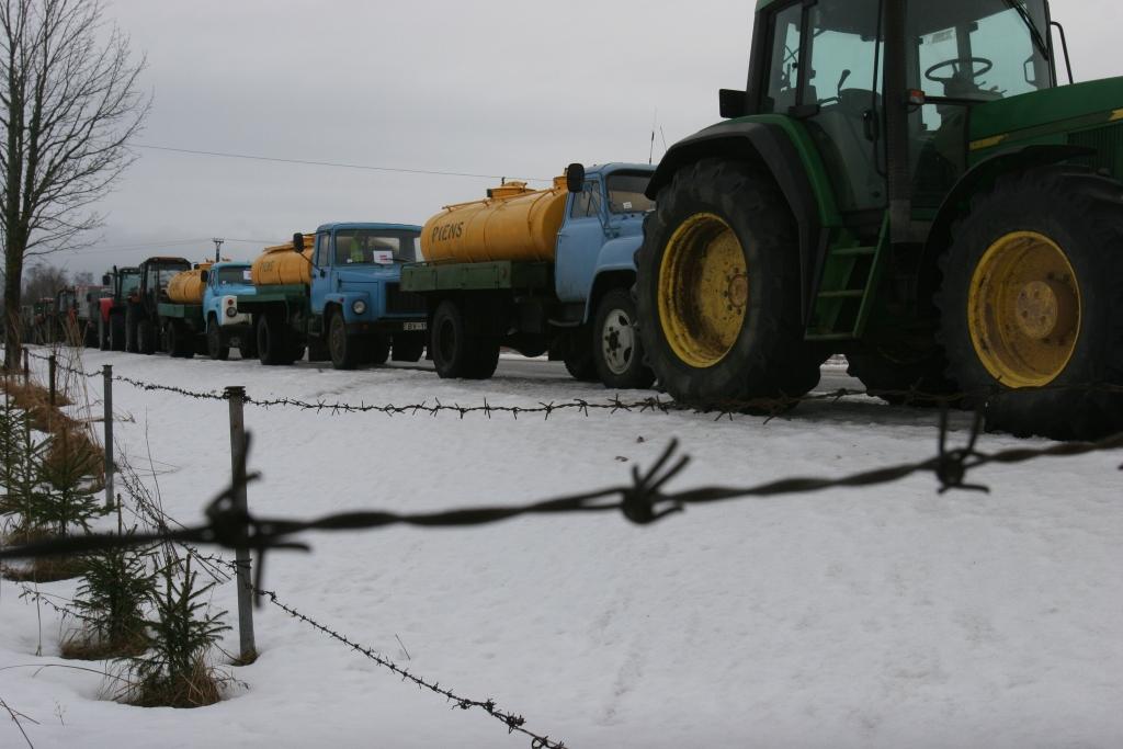 Vislatvijas zemnieku protesta akcijā no Gulbenes rajona piedalījās vairāk nekā simts rajona zemnieku, 48 lauksaimniecības tehnikas vienības - greideri, kravas automašīnas, piena cisternas, lieljaudas traktori, traktori ar piekabēm, iekrāvēji, kā arī vieglās automašīnas - kopā gandrīz simts vienības.
Autors: Gatis Bogdanovs