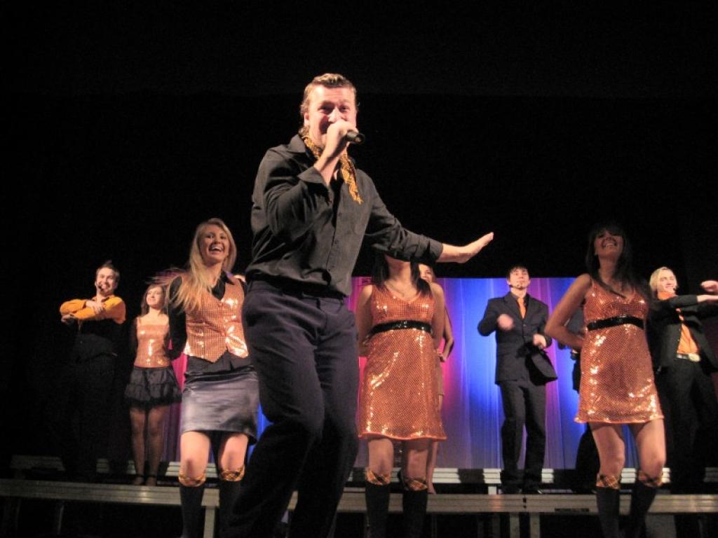 Oranžais koris izpilda īru tautasdziesmu 