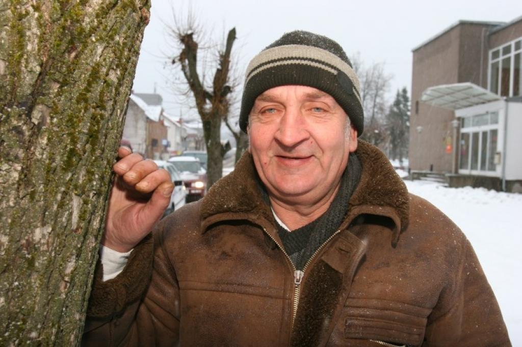 Kad Andulis iepazinās ar savu sievu Mārīti un nosauca savu vārdu, topošā sieva tam neesot noticējusi un teikusi, ka tāda vārda taču vispār neesot. (Mārīte Dzene ir mūsu kolēģe un strādā par korespondenti “Alūksnes ziņās”.)
Autors: Gatis Bogdanovs