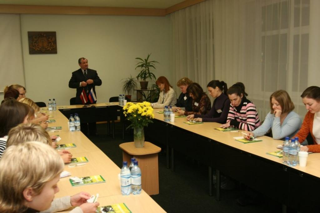 Gulbenes pilsētas vadītājs Nikolajs Stepanovs otrdien rajona padomē tikās ar Sanktpēterburgas tūrisma speciālistēm un solīja savu klātbūtni arī vēlāk “Vecgulbenes muižā”.
Autors: Gatis Bogdanovs