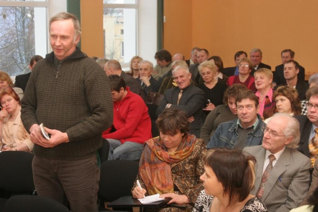 Pēc Stradu pašvaldības deputāta Jāņa Lazdiņa ierosinājuma taps rajona deputātu vēstule ministram Edgaram Zalānam ar lūgumu atjaunot amatā atstādinātos Litenes un Druvienas pašvaldību vadītājus.
Autors: Gatis Bogdanovs