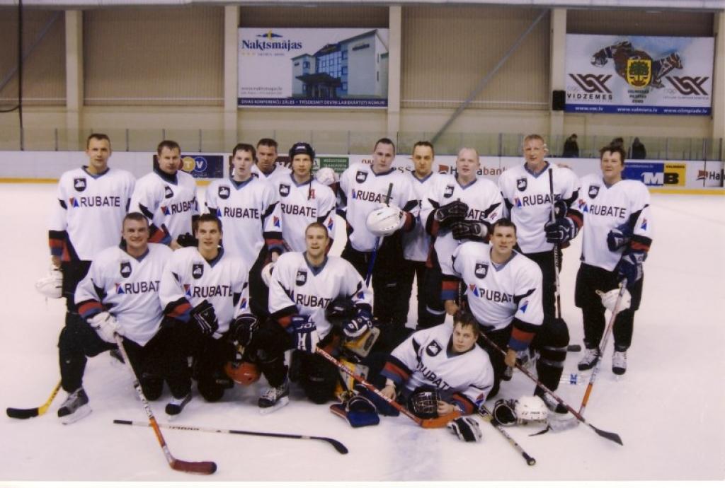 “Sezonas sākumā mēs kopā ar citām komandām īrējām ledu gan Valmierā, gan Aizkrauklē, taču tagad varam trenēties tepat, Gulbenes stadionā, par ko liels paldies jāsaka stadiona darbiniekiem, kas cenšas uzturēt kārtībā laukumu. Gribas pateikties arī saviem atbalstītājiem, līdzjutējiem un ģimenes locekļiem,” saka P.Melbārdis.
Autors: No personiska albuma