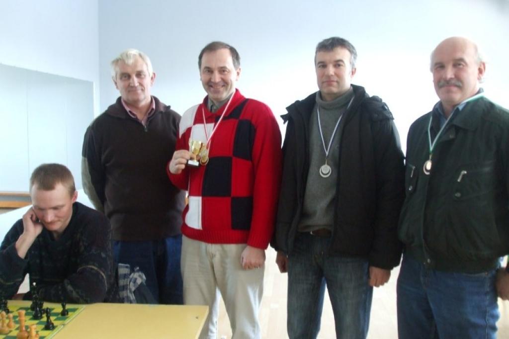 Šahā pirmo vietu izcīnīja Alvils Pētersons (trešais no labās), otrajā vietā - Matīss Mitenieks, bronzas medaļu saņēma Aivars Aizkalnietis.
Autors: No personiskā albuma